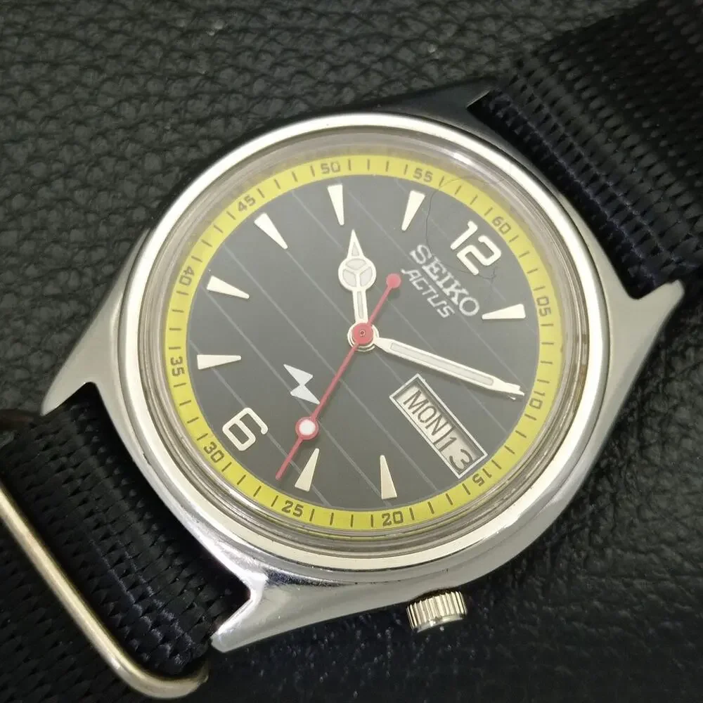 Vintage 1972 Seiko Automatic Mens Silver Watch W/daydate & Yellow accents